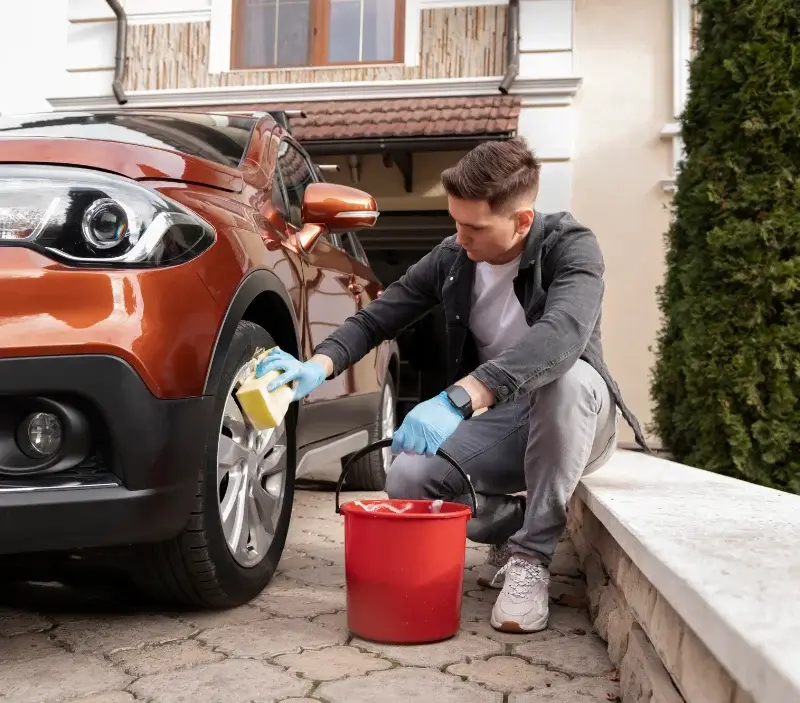 Lavage auto à domicile Monsireigne : professionnel intervenant sur un véhicule